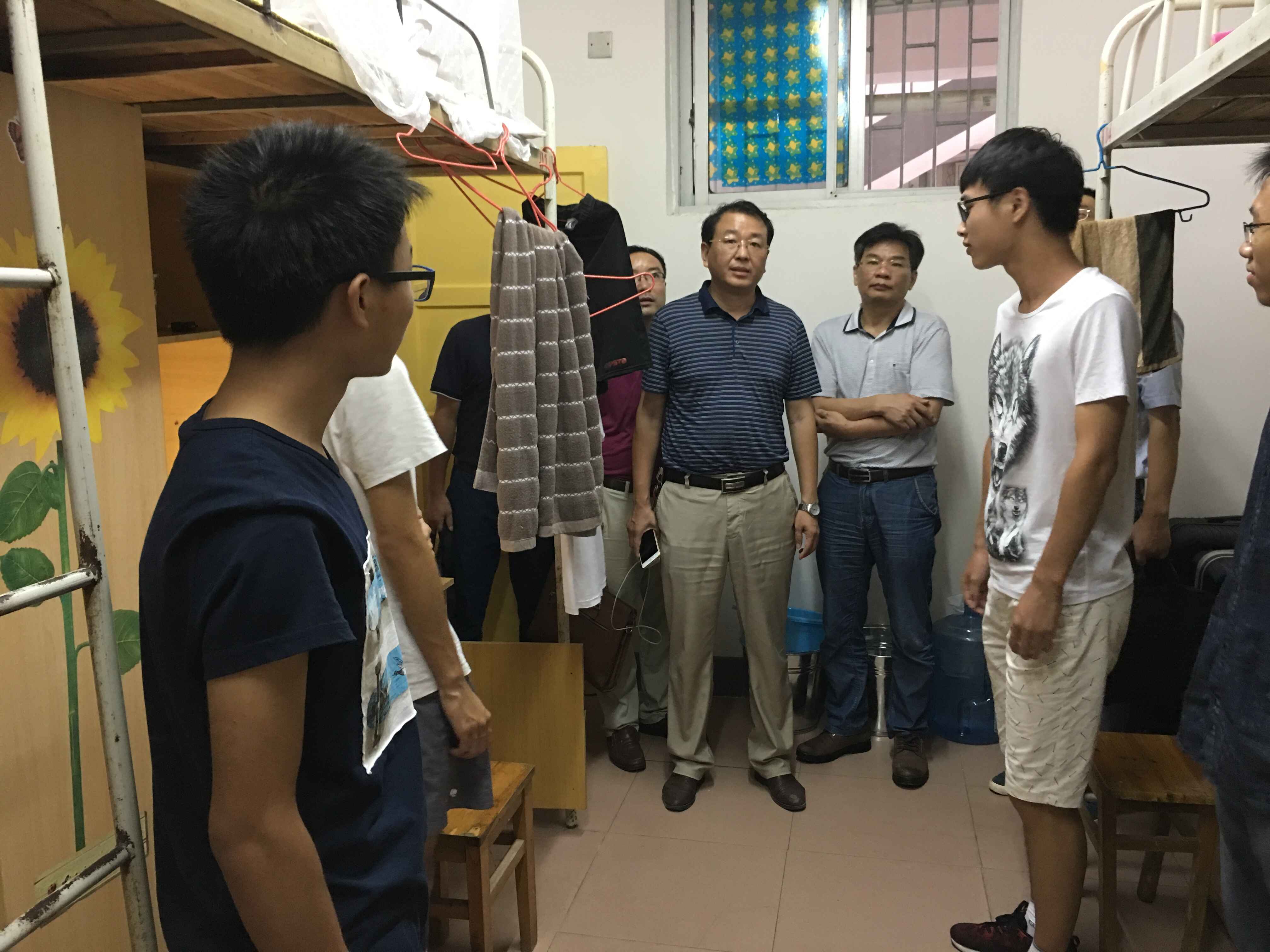 必赢官网领导下寝看望17级新生